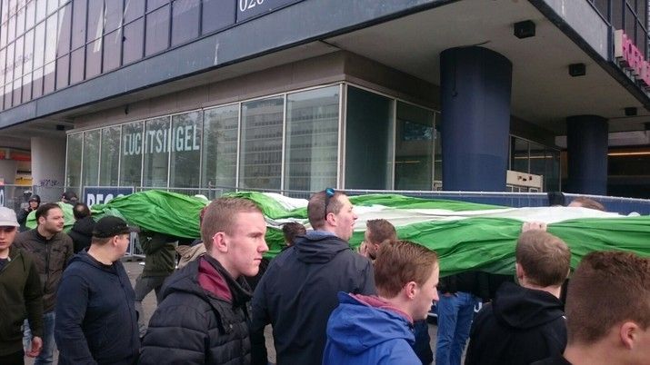Supporters hangen megadoek op in Rotterdam