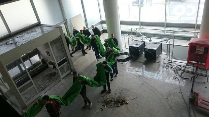 Supporters hangen megadoek op in Rotterdam