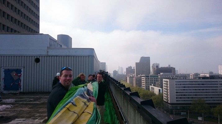 Supporters hangen megadoek op in Rotterdam