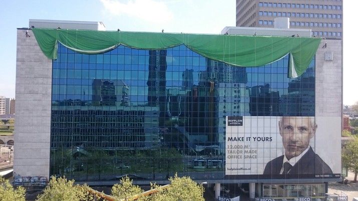 Supporters hangen megadoek op in Rotterdam