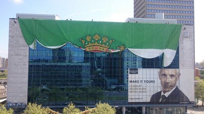 Supporters hangen megadoek op in Rotterdam