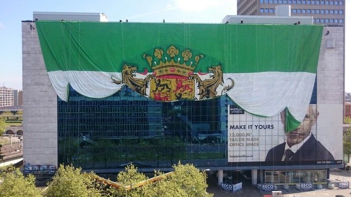Supporters hangen megadoek op in Rotterdam