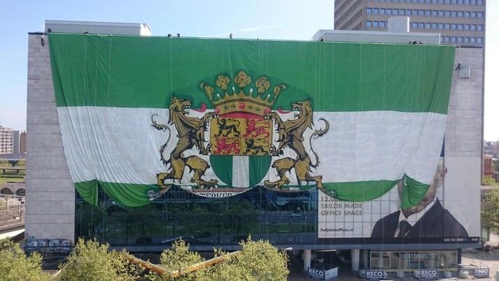 Supporters hangen megadoek op in Rotterdam