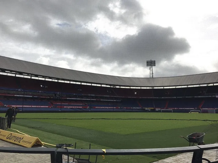 De Kuip klaargemaakt voor Champions League