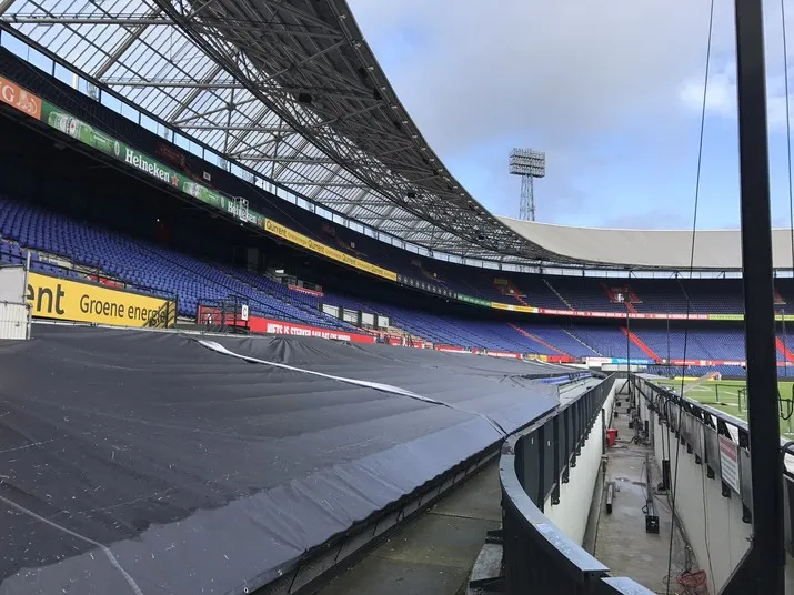 De Kuip klaargemaakt voor Champions League