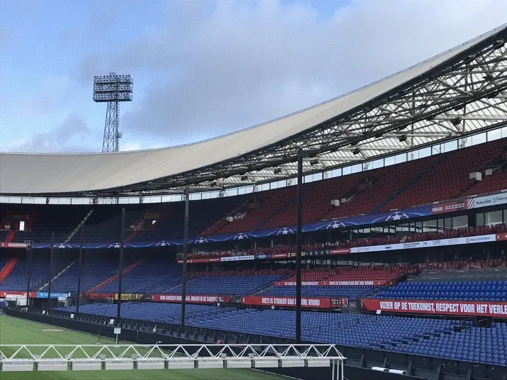 De Kuip klaargemaakt voor Champions League
