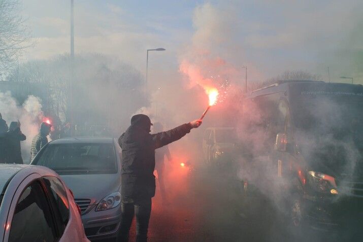 Supporters zwaaien spelersbus uit richting Klassieker