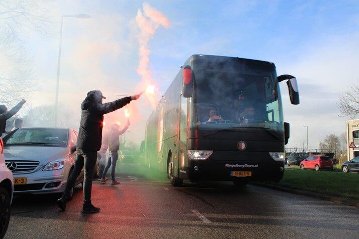 Supporters zwaaien spelersbus uit richting Klassieker