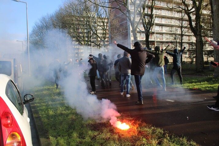 Supporters zwaaien spelersbus uit richting Klassieker