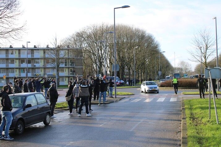 Supporters zwaaien spelersbus uit richting Klassieker