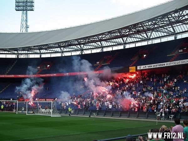 Vuurwerk in de kuip bij laatste training voor 020