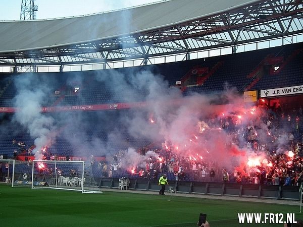 Vuurwerk in de kuip bij laatste training voor 020
