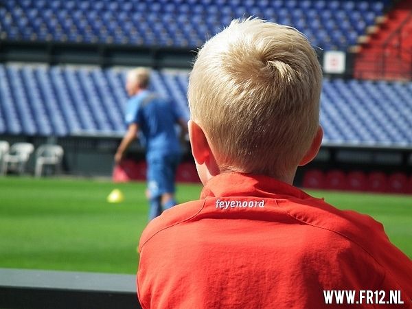 Vuurwerk in de kuip bij laatste training voor 020