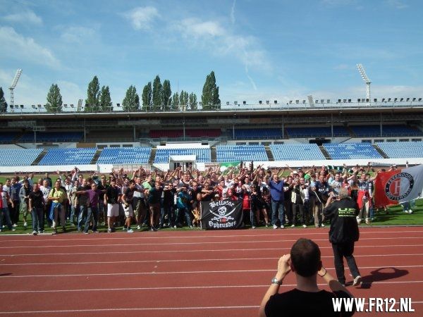 Supporters kleuren Praag rood&wit