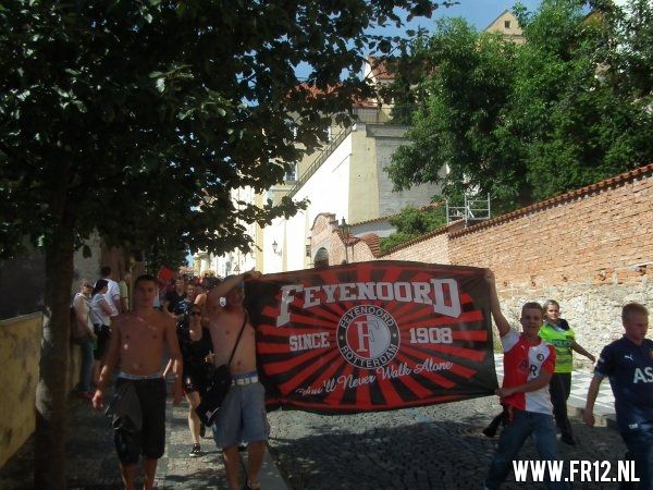 Supporters kleuren Praag rood&wit
