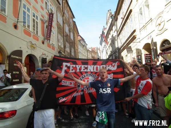 Supporters kleuren Praag rood&wit