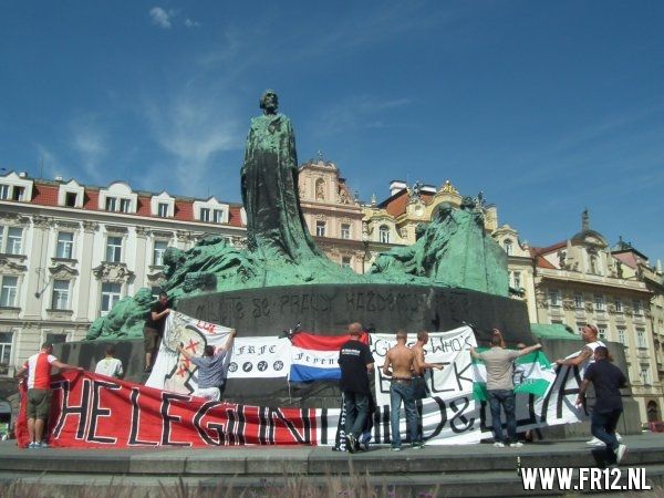 Supporters kleuren Praag rood&wit
