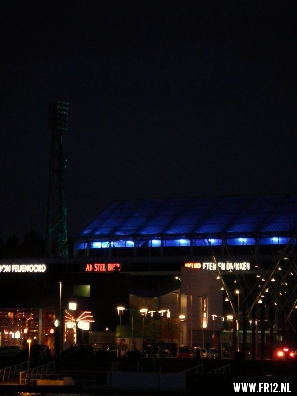 Stadion Feijenoord, De Kuip bij nacht.