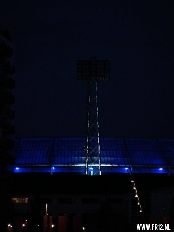 Stadion Feijenoord, De Kuip bij nacht.