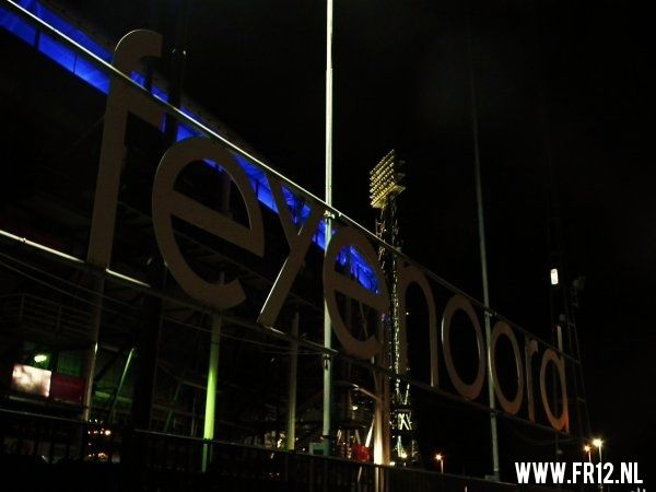 Stadion Feijenoord, De Kuip bij nacht.