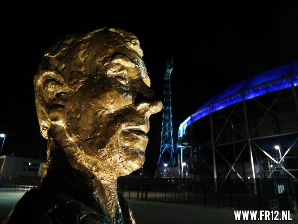 Stadion Feijenoord, De Kuip bij nacht.