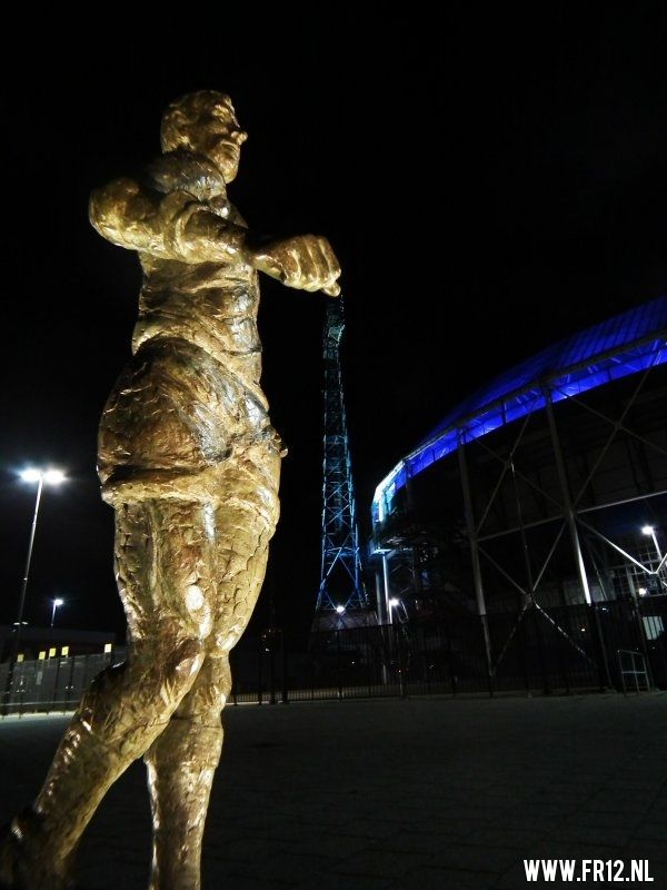 Stadion Feijenoord, De Kuip bij nacht.