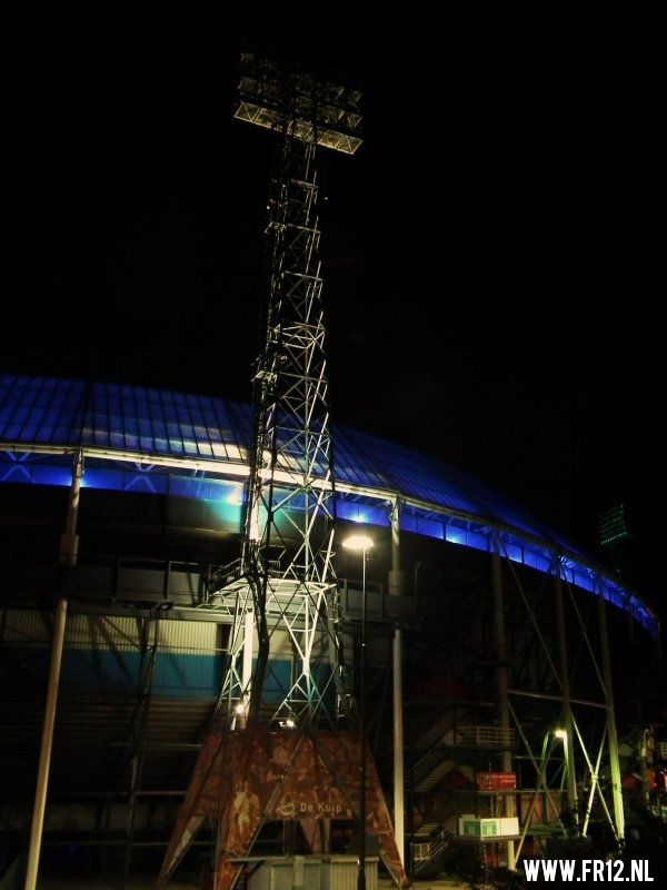 Stadion Feijenoord, De Kuip bij nacht.