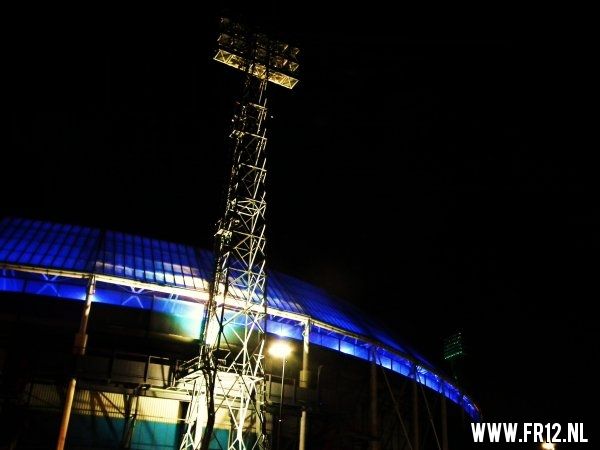 Stadion Feijenoord, De Kuip bij nacht.