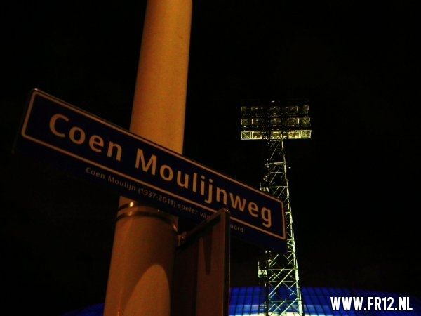 Stadion Feijenoord, De Kuip bij nacht.