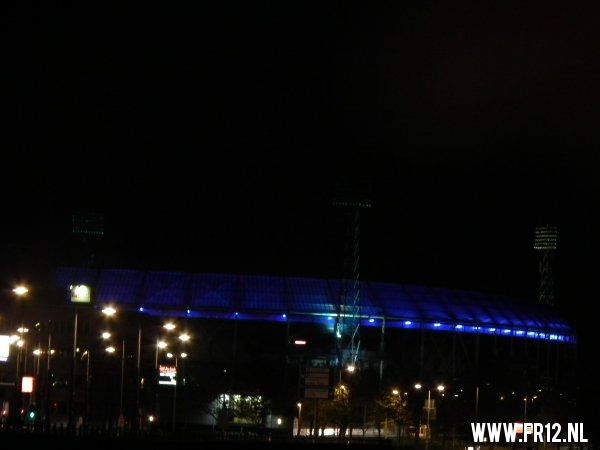 Stadion Feijenoord, De Kuip bij nacht.