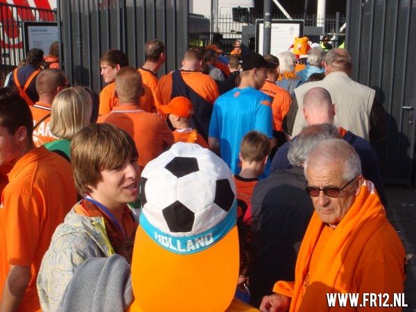 Ron Vlaar wint van Slowakije
