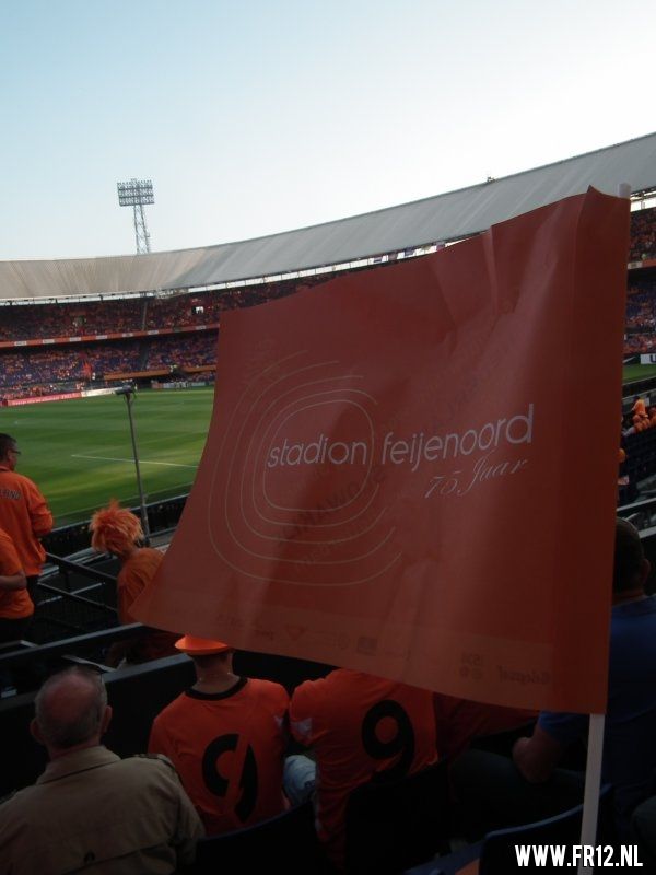 Ron Vlaar wint van Slowakije