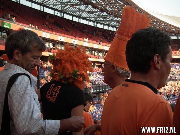 Ron Vlaar wint van Slowakije