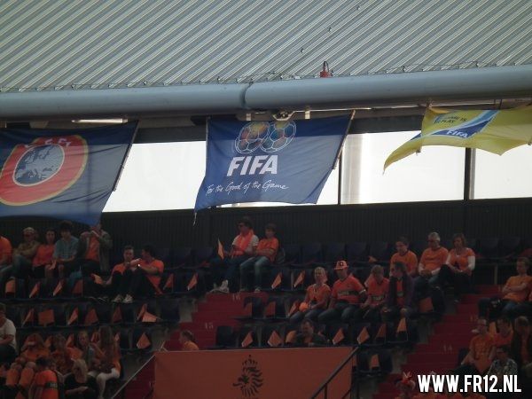 Ron Vlaar wint van Slowakije