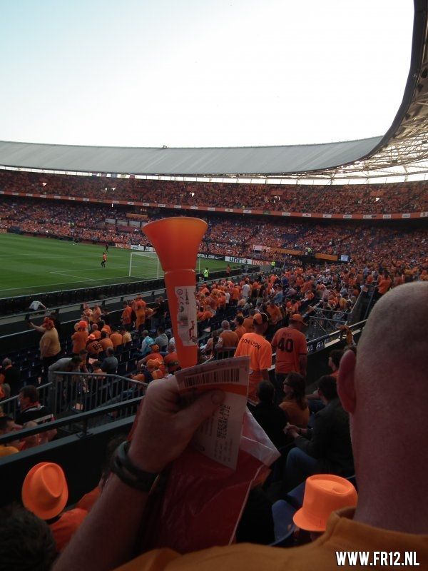 Ron Vlaar wint van Slowakije