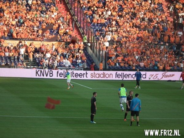 Ron Vlaar wint van Slowakije