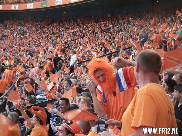 Ron Vlaar wint van Slowakije