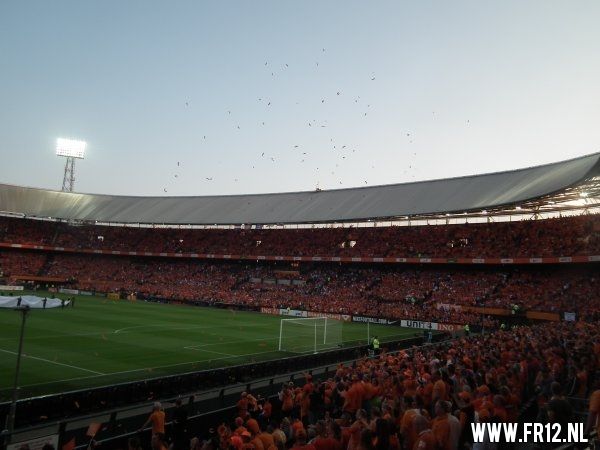 Ron Vlaar wint van Slowakije