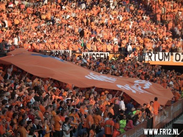 Ron Vlaar wint van Slowakije