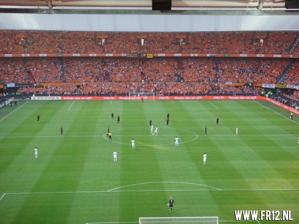 Ron Vlaar wint van Slowakije