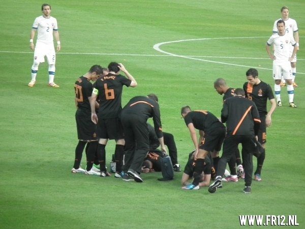 Ron Vlaar wint van Slowakije