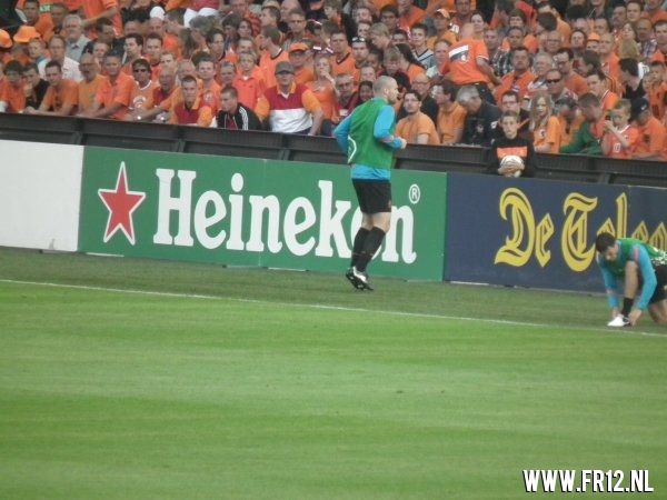 Ron Vlaar wint van Slowakije
