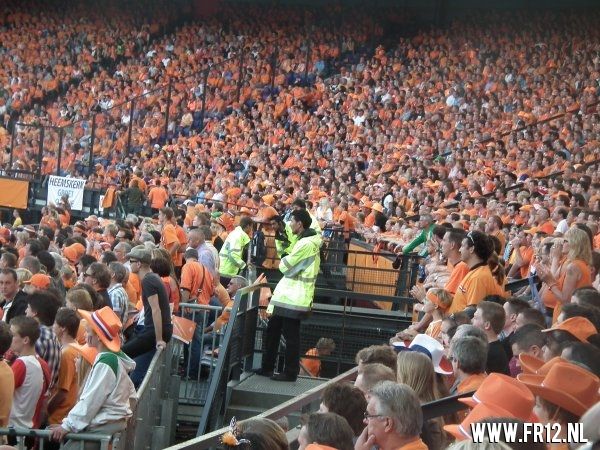 Ron Vlaar wint van Slowakije