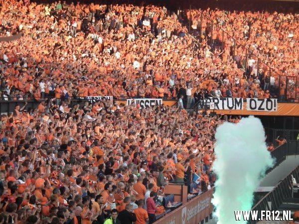 Ron Vlaar wint van Slowakije
