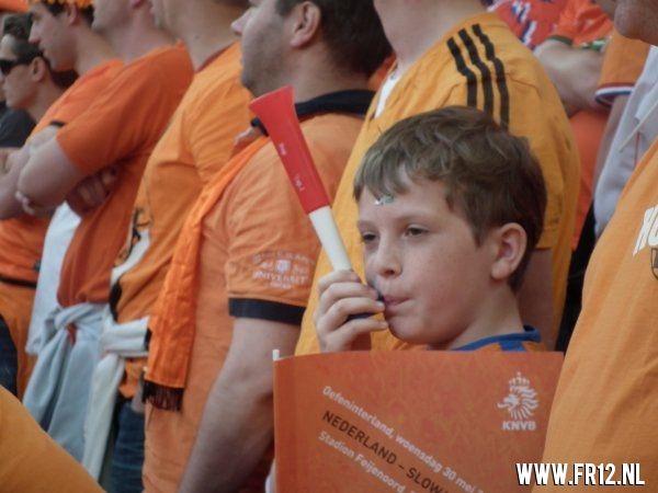 Ron Vlaar wint van Slowakije