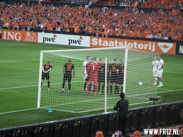 Ron Vlaar wint van Slowakije