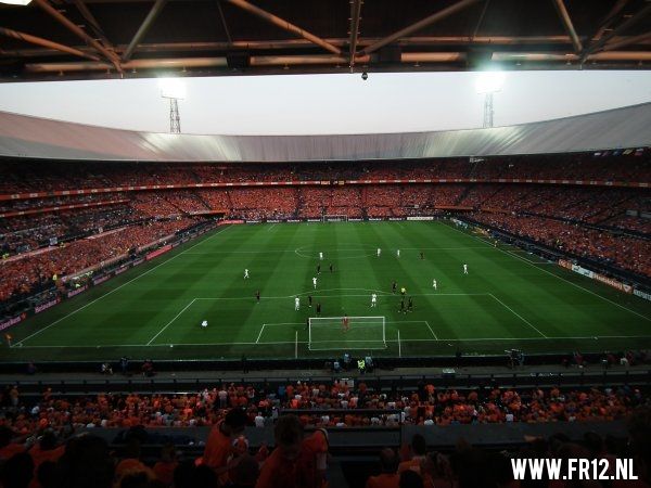 Ron Vlaar wint van Slowakije