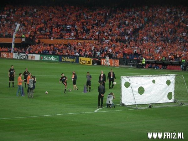 Ron Vlaar wint van Slowakije