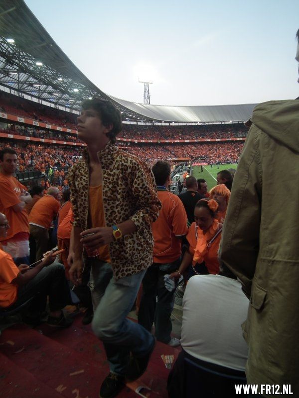 Ron Vlaar wint van Slowakije
