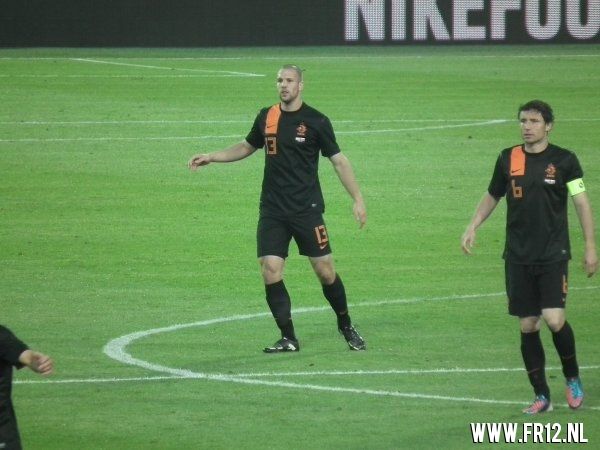 Ron Vlaar wint van Slowakije